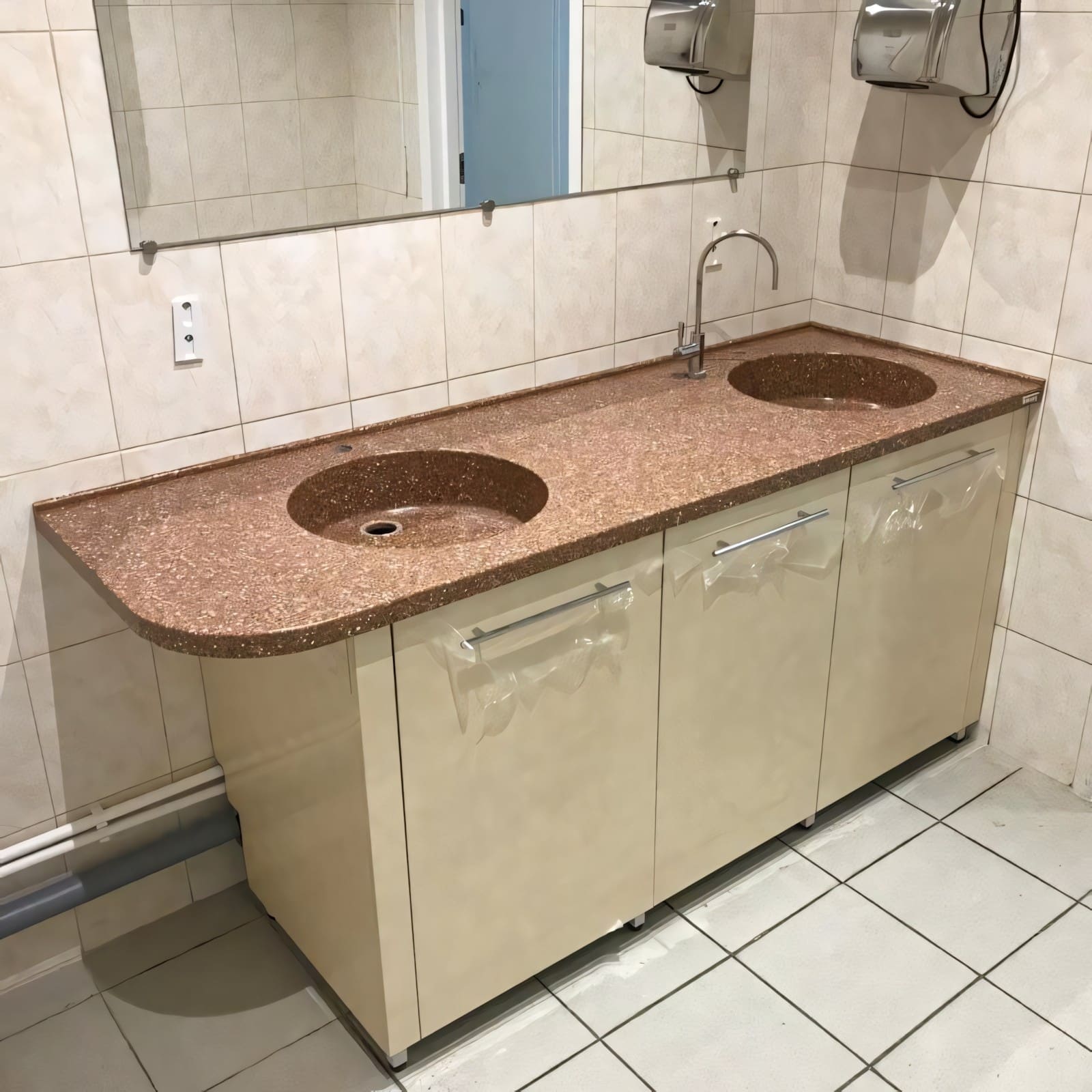Изделия из искусственного камня для общественных санузлов