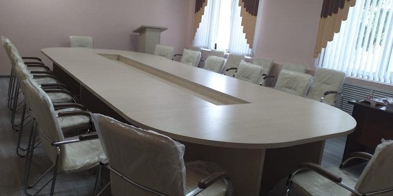 Завершение работ по производству и поставке конференц-столов