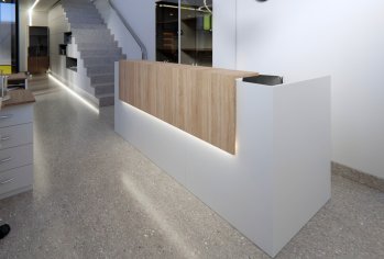 Стойки ресепшн