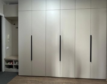 Установили современную кухню и прихожую в новостройке.