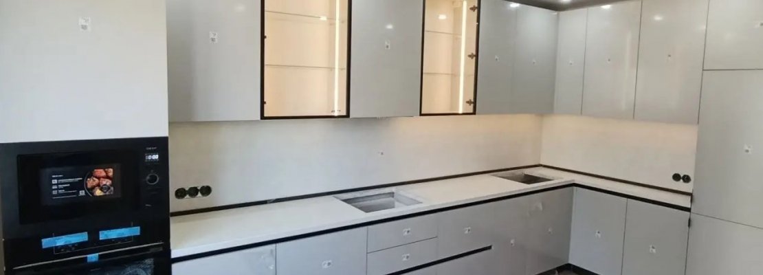 Установили современную кухню и прихожую в новостройке.