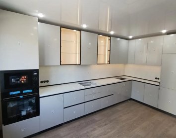 Установили современную кухню и прихожую в новостройке.